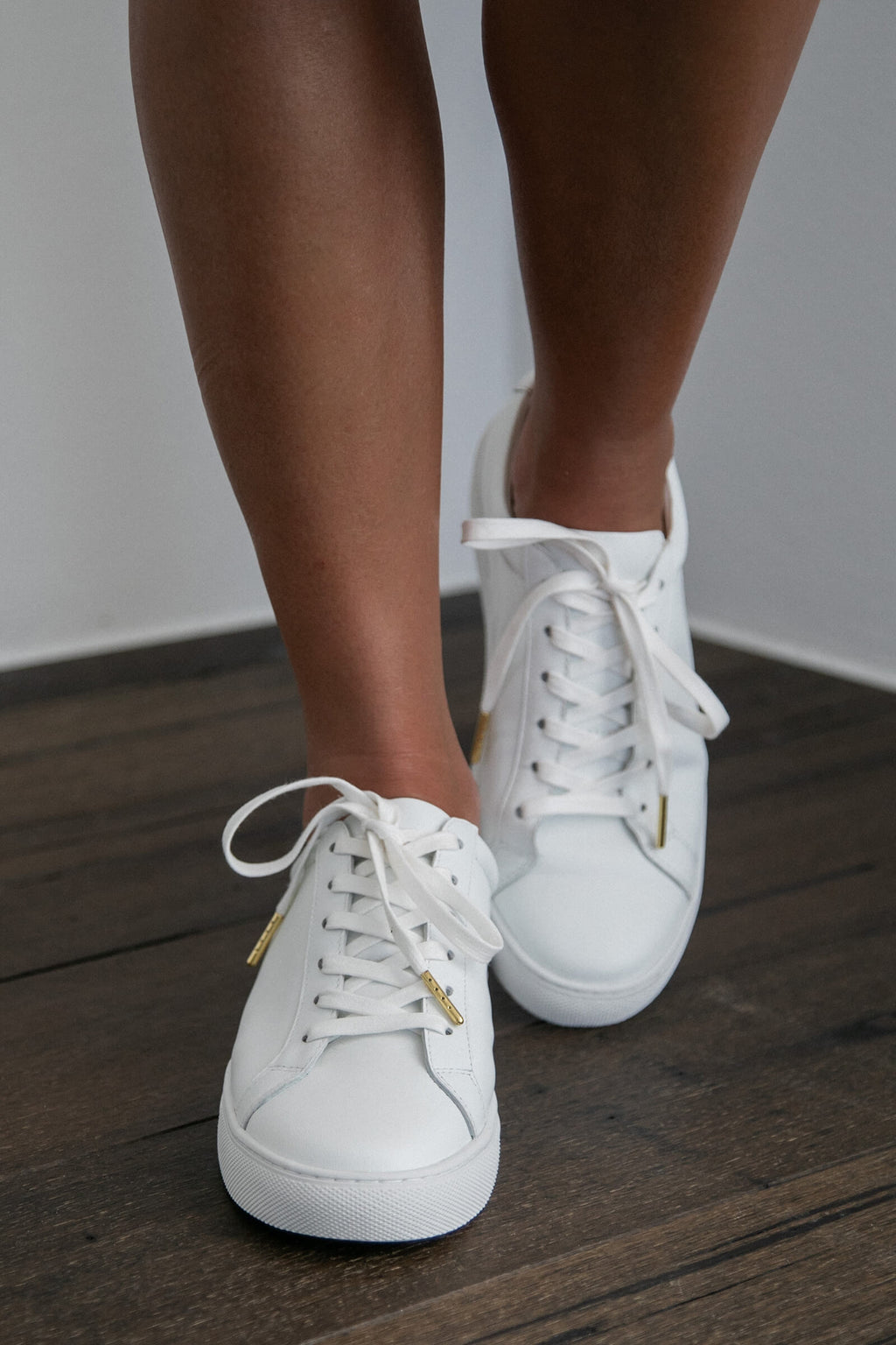 Grace Loves Lace Essential Sneaker en cuir blanc 