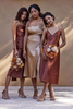 Demoiselles d'honneur en robes midi Grace Loves Lace en cuivre et or.